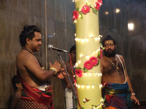The main priest of the temple Śrī Sivanesa Kurukkal (Palani Kurukkal) sings Carnatic musical notes which creates an enviornment for the festivity.