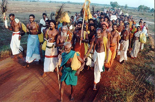 Pāda Yātrā pilgrims walk through Ampara District at Navitanveli in 2003