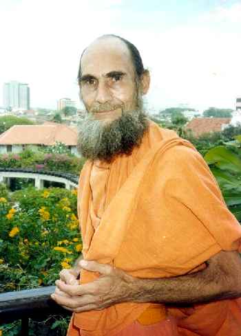 Swami Siva Kalki in Colombo, 1990 (17 kb)